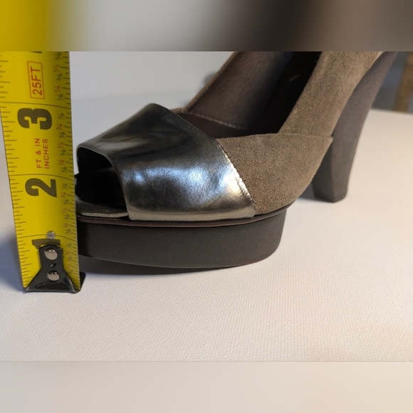BCBGMAXAZRIA Taupe Suede Silver Leather Front Wedge High Heel Open Toe Sz 9 EUC - Picture 5 of 9